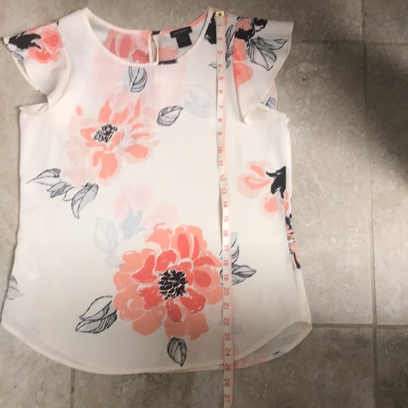 EUC! Ann Taylor off white, peach, and black medium floral flutter sleeve blouse - Picture 5 of 5
